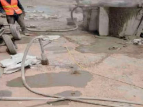 平泉水泥混凝土路面板底注浆技术 路面脱空注浆整治方案