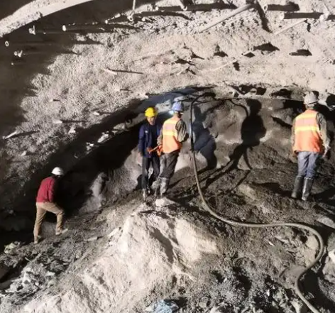 平泉拱顶带模注浆料的施工流程及注意事项